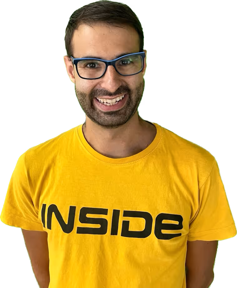 Foto mía sonriendo con una camiseta amarilla